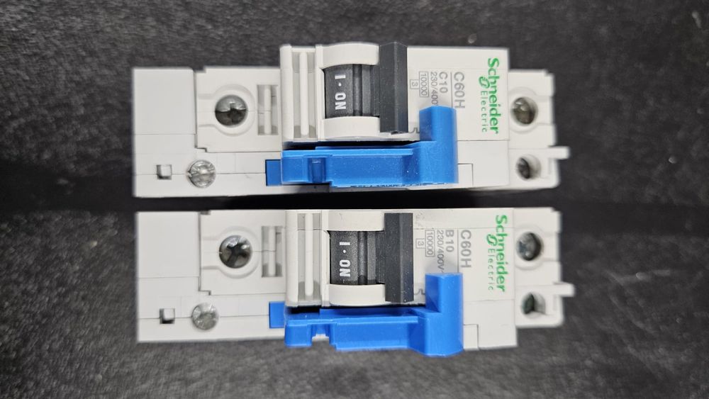 2 Disjoncteurs Schneider Electric C60H-DC C 10A - Neufs Mais Sans Emballage Scellé, Parfaits Pour électricité