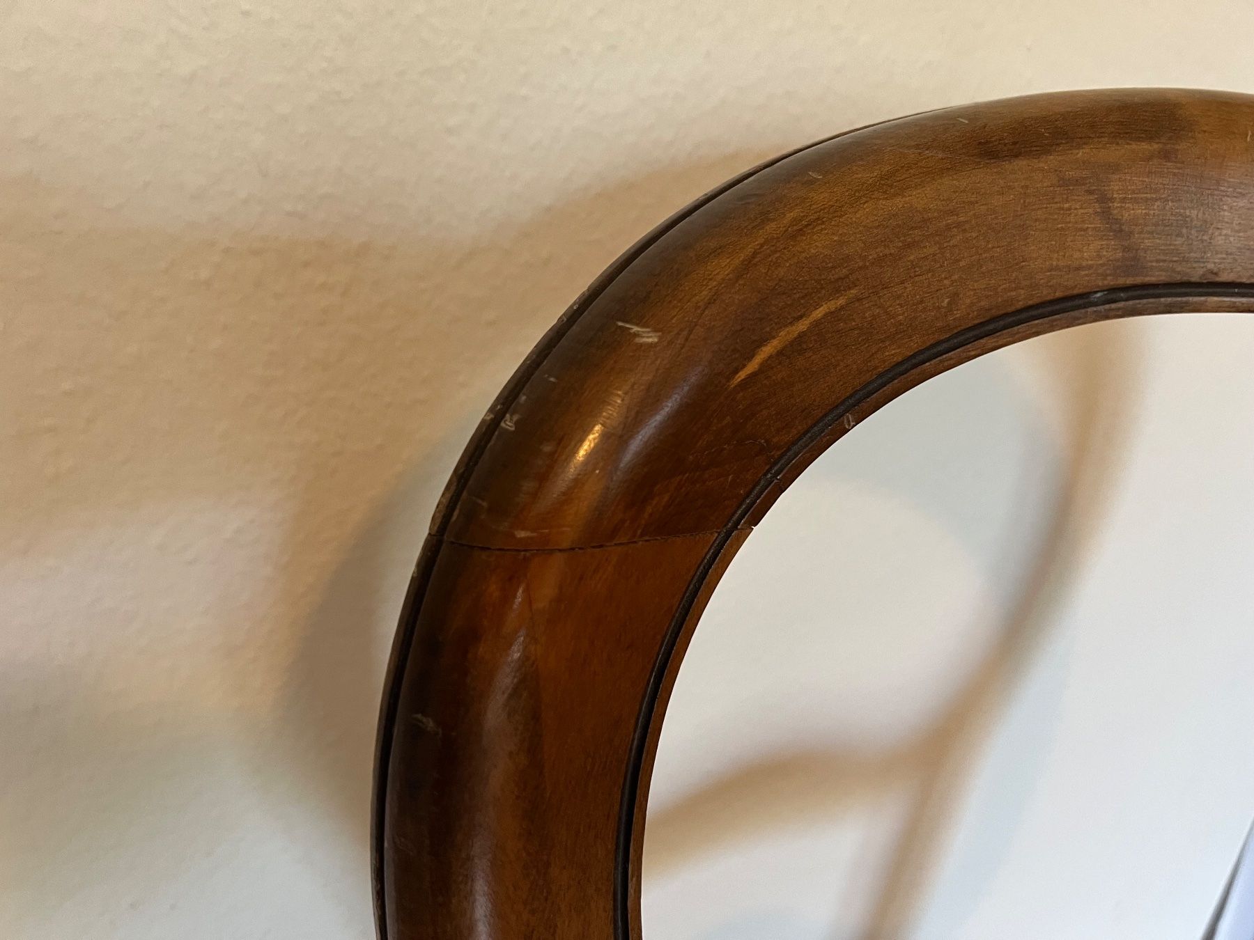 Chaises: Eleganter Holzstuhl mit rotem Polster – D'occasion à Binningen par noa_9wfx 3
