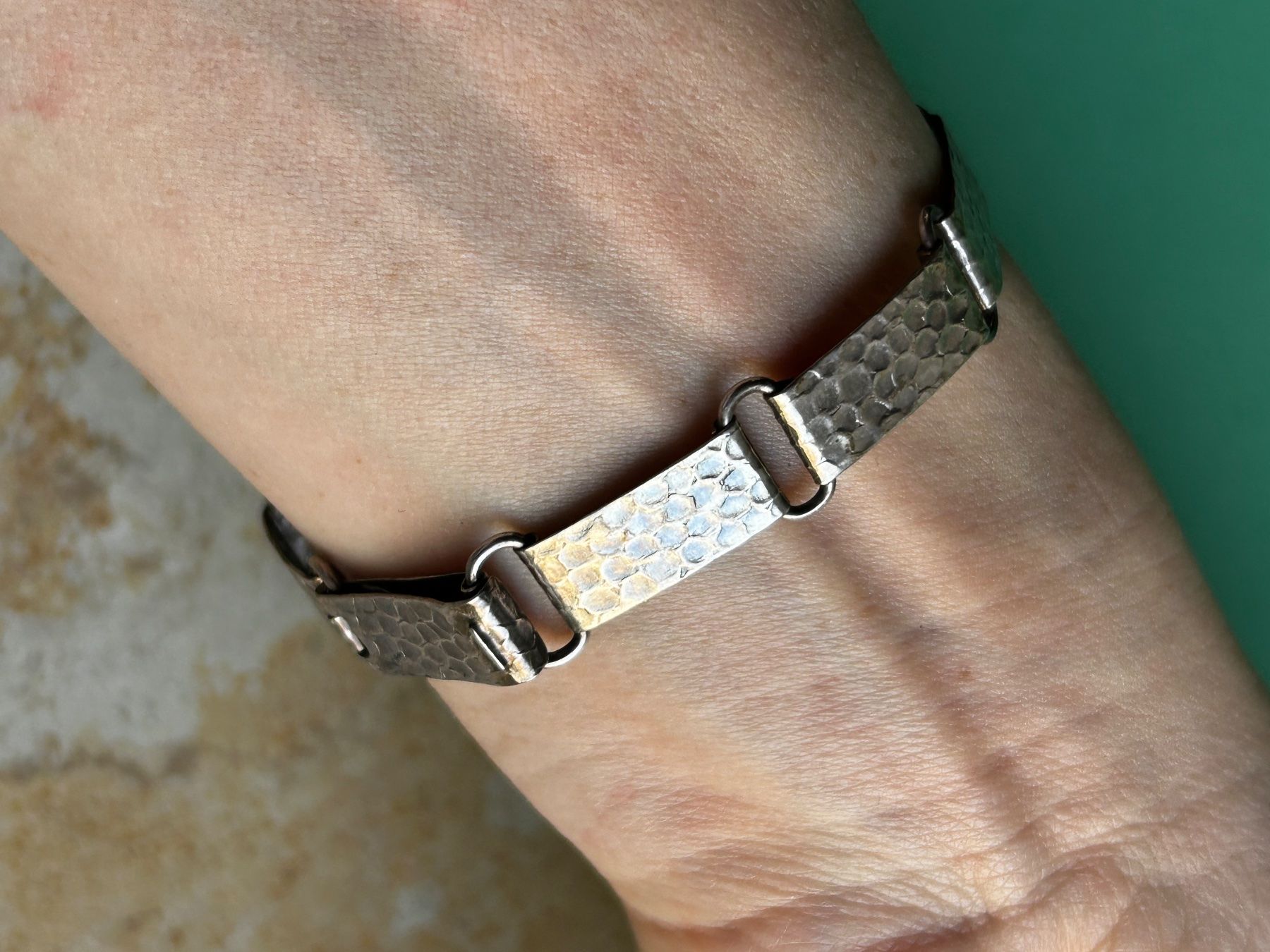 Bracciali & Braccialetti: Vintage Silberarmband, graviert, Hammerschlagmuster – Usato da Dittingen venduto da Bijoubelle 2