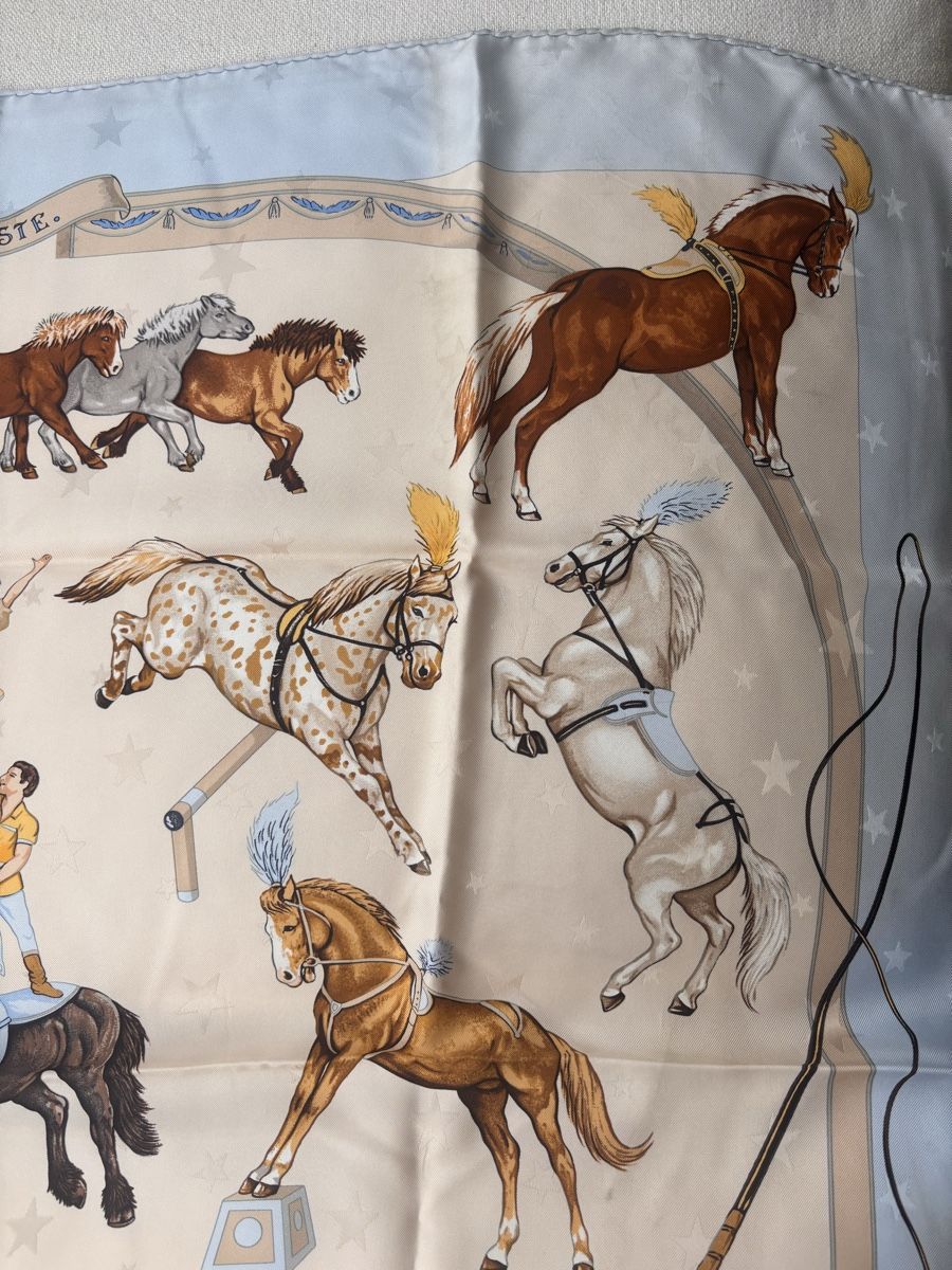 Hermès Foulard & Sciarpe: Hermès Seidentuch "Cavalerie circus" hellblau – Usato da Zollikon venduto da lar_572k 3