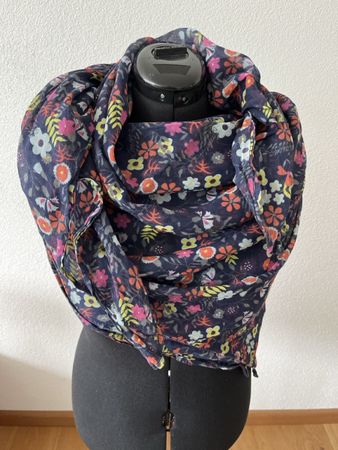 Leichter Sommer Schal mit Blumenmuster, neuwertig!