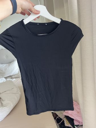 Schwarzes zT-Shirt, neuwertig, Grösse S, ideal für den Somme