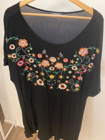 Kleid / Sommerkleid mit Blumen schwarz Gr. 4XL / Gr. 48