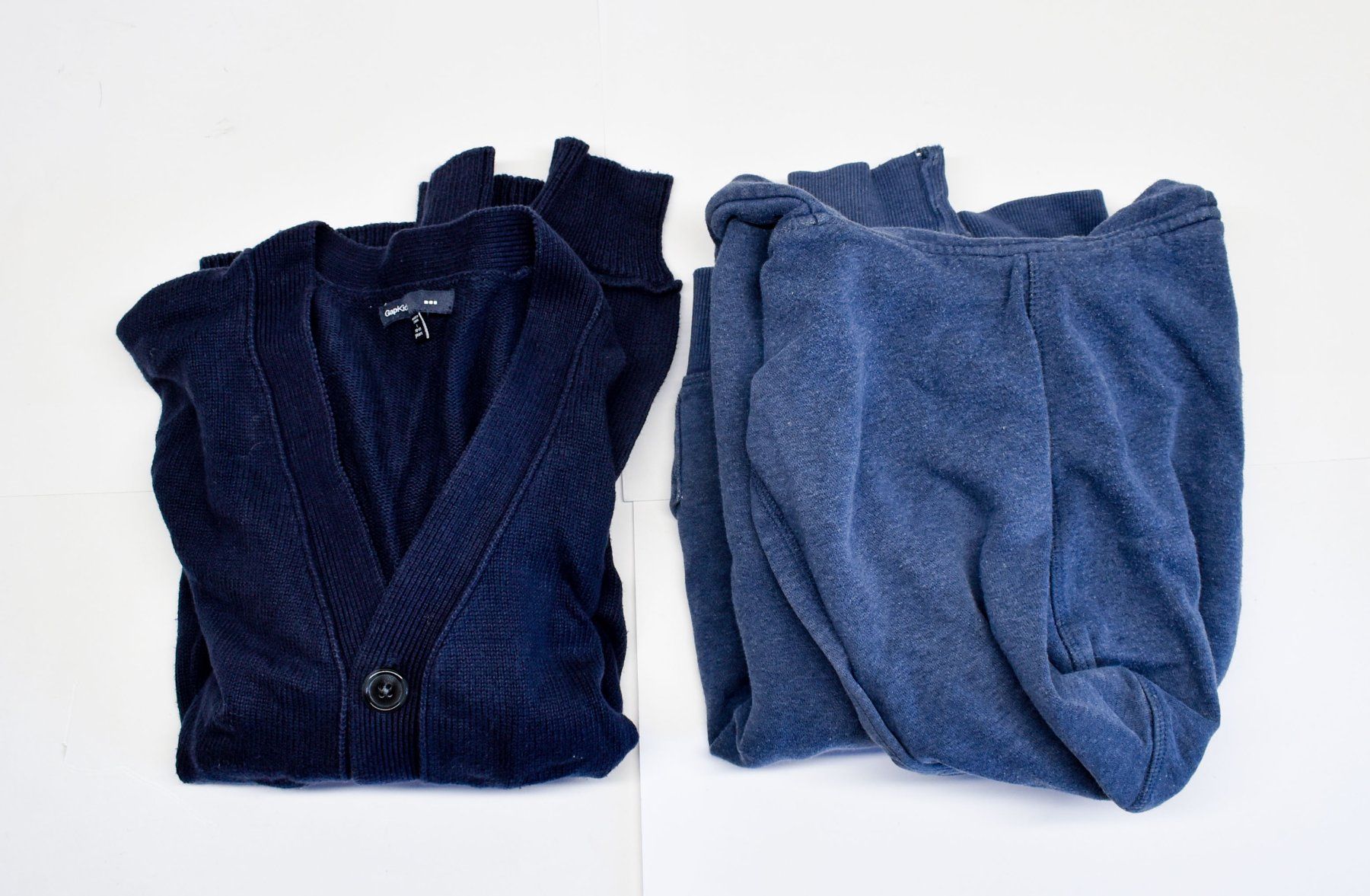 Kleiderpakete & -sets: Kinder 1x Gilet Pullover GAP, 1x Kapuzen Pullover H&M Gr.140 – Gebraucht aus Biel/Bienne von tim_pww5