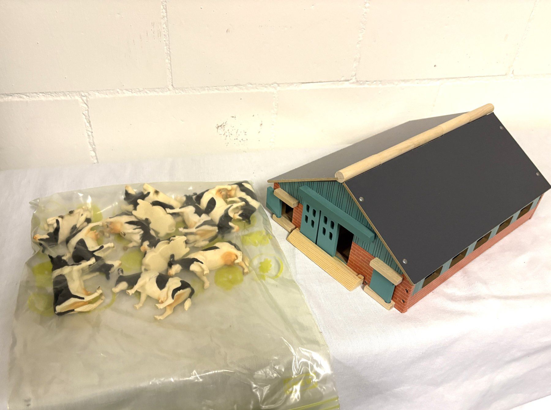 Giocattoli: Stall mit Kühen aus Holz – Nuovo (secondo la descrizione) da Glattbrugg venduto da Ariel012 1