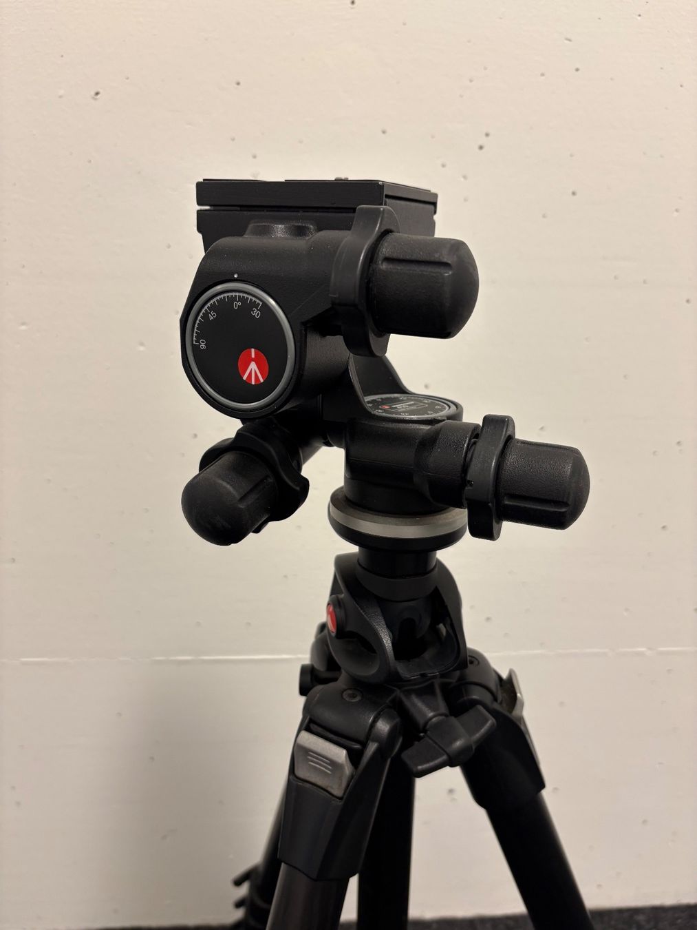 Manfrotto Altri Accessori: Manfrotto Stativ & Nikon Blitzgerät – Usato da Gipf-Oberfrick venduto da larsson_27 3
