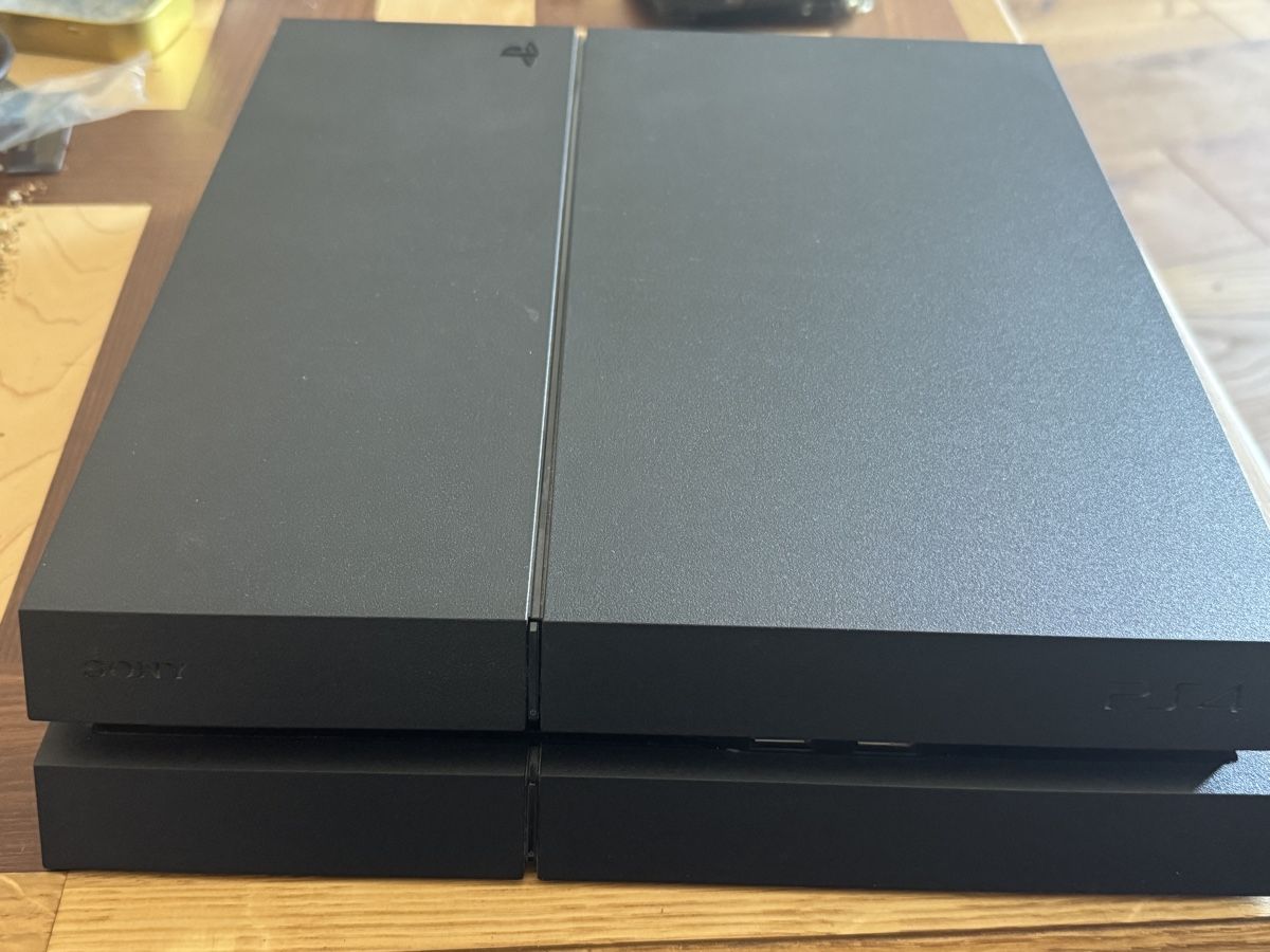 Sony Console: Playstation 4 Konsole mit 2 Controller + 7 Games Top! – Usato da Luzern venduto da mietz01