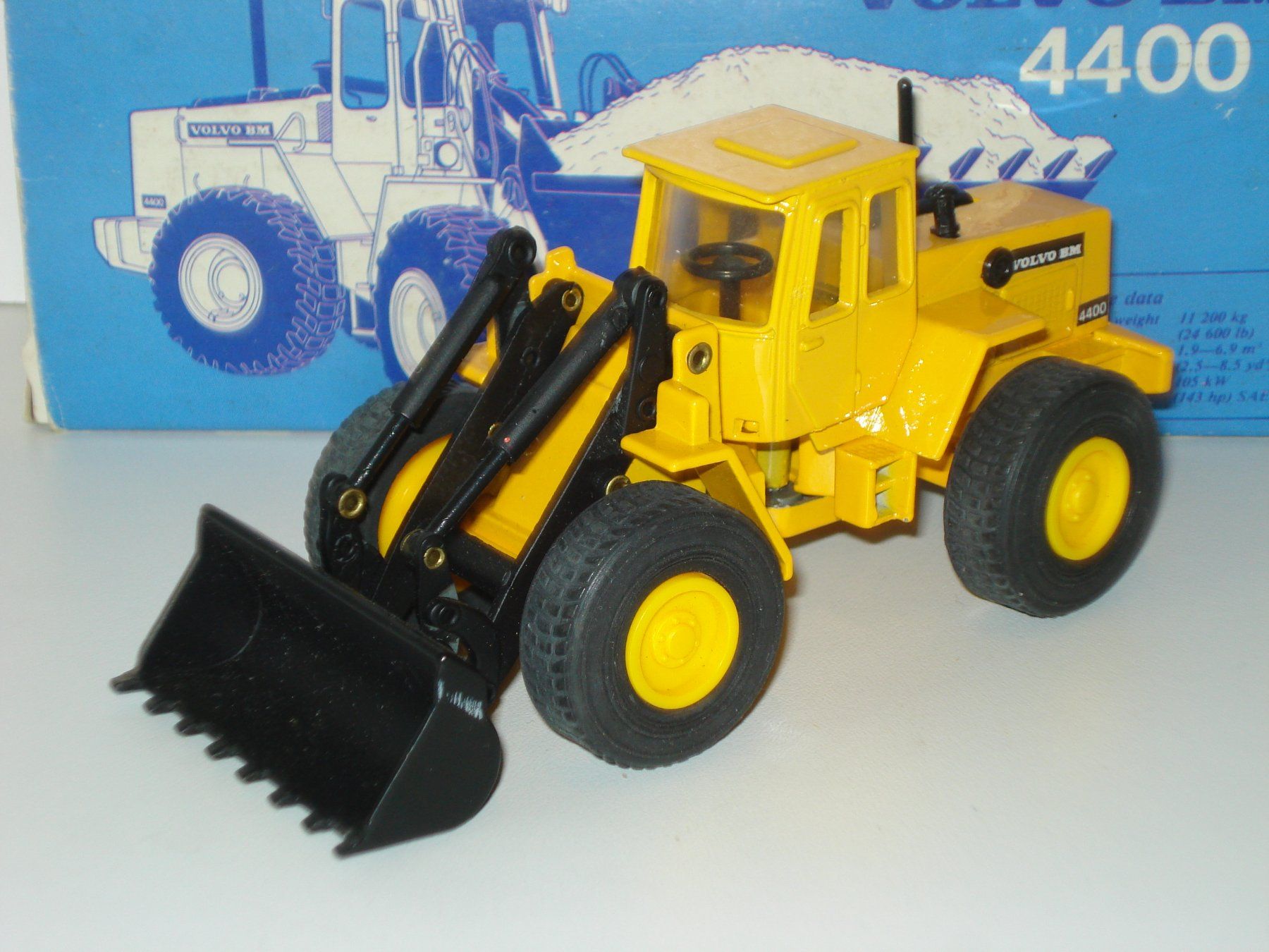 Modellbausätze & Standmodelle: VOLVO BM 4400 Radlader – Neu (gemäss Beschreibung) aus Mitlödi von worker04 1