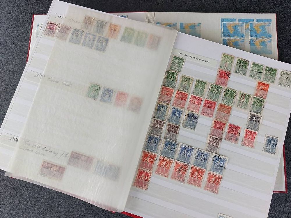 2 albums de timbres Grèce (Gebraucht) in Martigny für CHF 20 – nur ...
