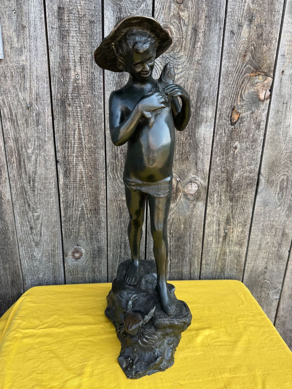 Figuren: Bronze Statue Junge mit Fisch und Krabben – Gebraucht aus Sachseln von BONATI01