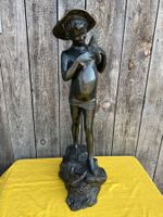 Bronze Statue Junge mit Fisch und Krabben