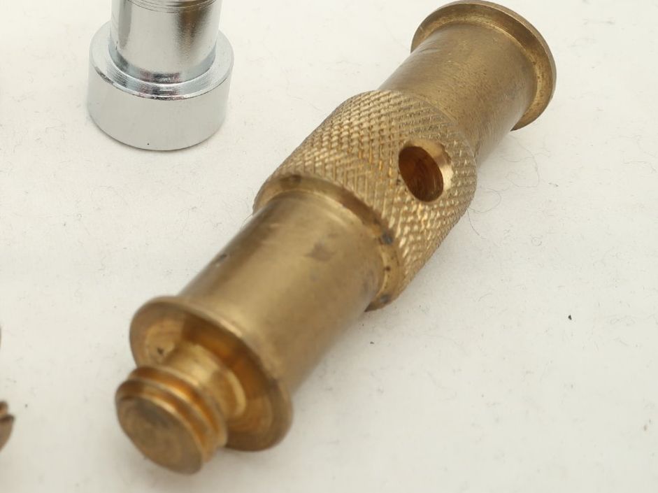 Manfrotto Treppiedi & Teste: Original Manfrotto Spigot Adapter 1/4" & 3/8" modifiziert – Usato da Zürich venduto da dnk_nrd8