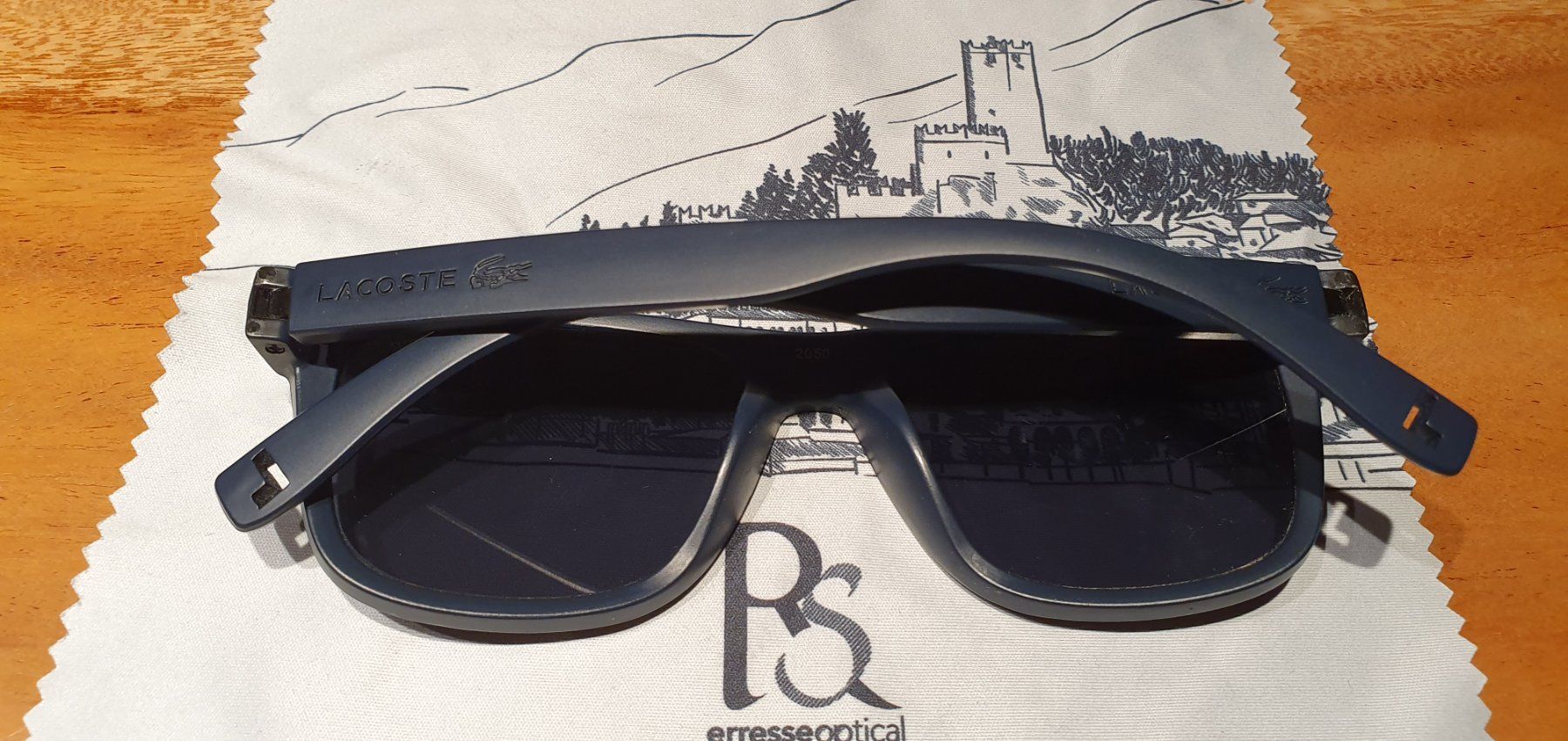 Lacoste Brillen & Gläser: Lacoste Sonnenbrille Original + Putztuch. – Gebraucht aus Zürich von Leica.C89 4