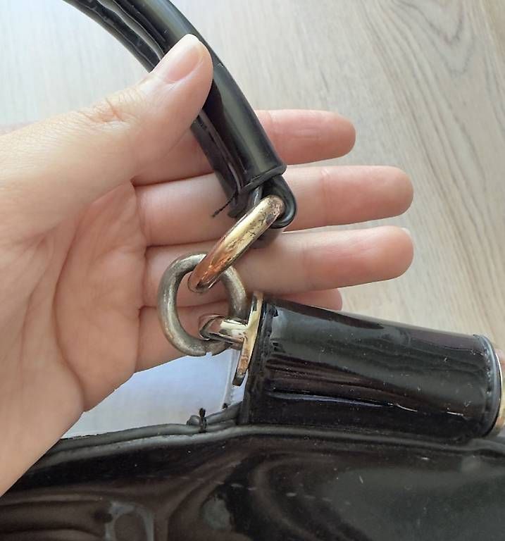 Taschen für Damen: SCHWARZE LACK-HANDTASCHE – Gebraucht aus Amriswil von deli20 4