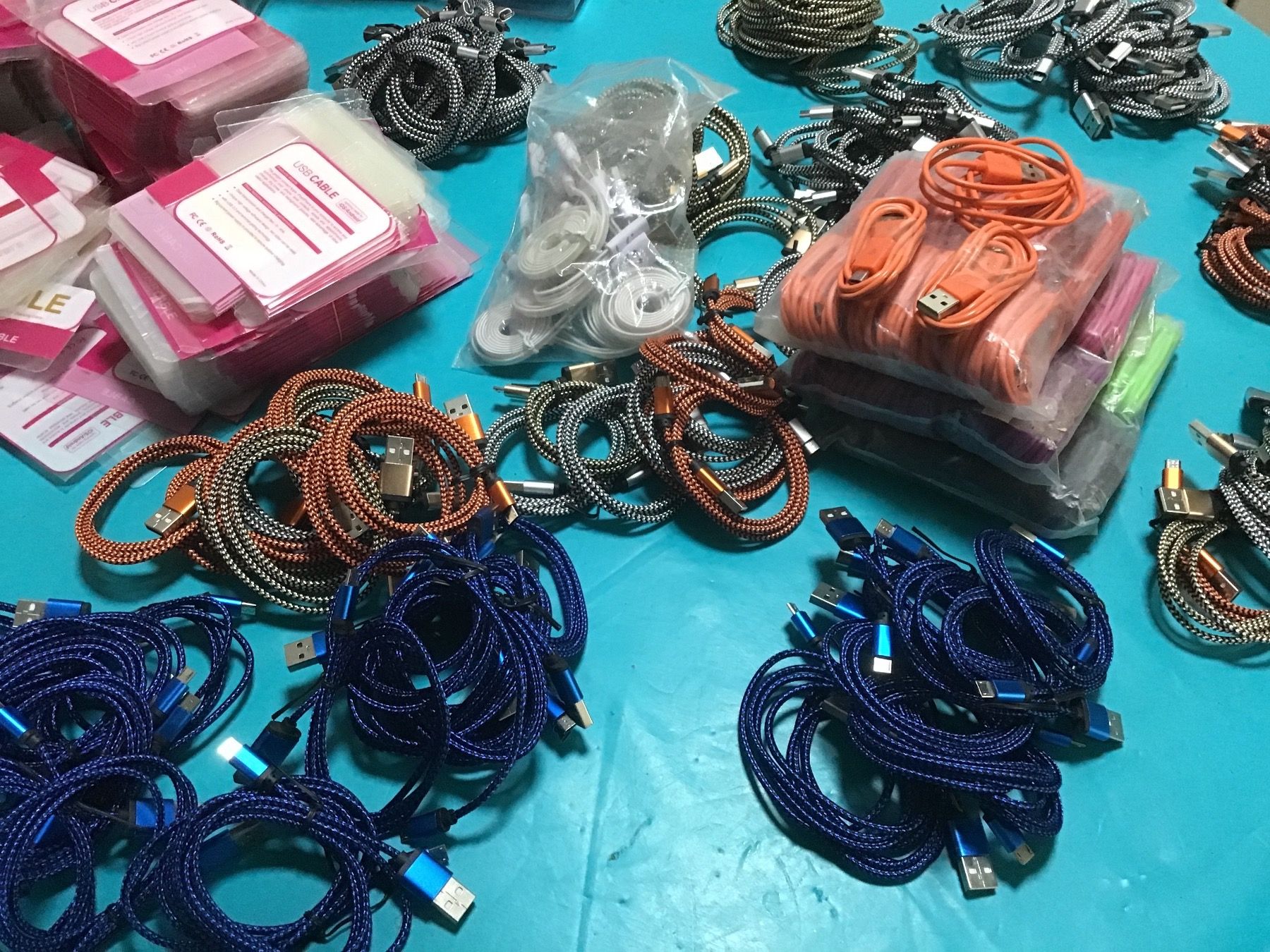 Câbles: 199 câbles micro USB + 300-400 free packaging – Neuf (Voir description) à Lausanne par topthai