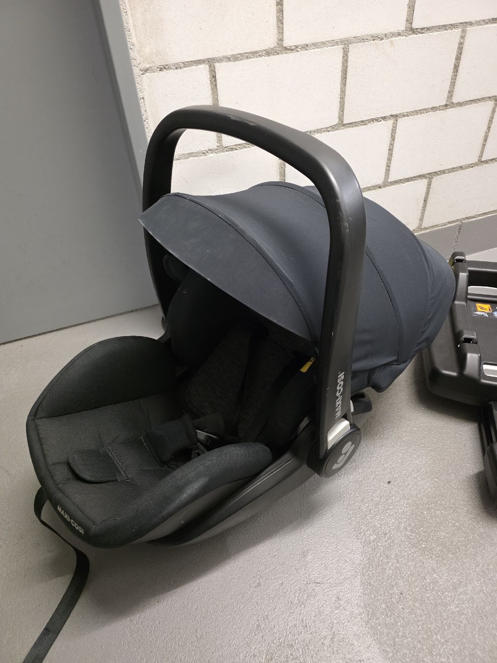 Maxi-Cosi Seggiolini per auto: Maxi Cosi Babyschale mit Isofix Station – Usato da Reiden venduto da Suat92