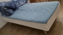 Bett Weiss mit Matratze und Tagesdecke