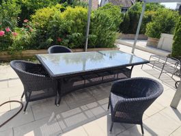 Hochwertiger Gartentisch mit 3 passenden Stühlen