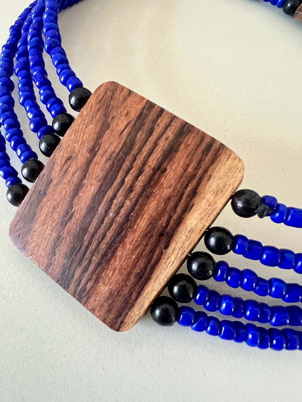 Catenine: Beidseitig tragbare Statement Kette Perlmutt & Holz 5-Strang – Usato da Ruswil venduto da artbyhand 8
