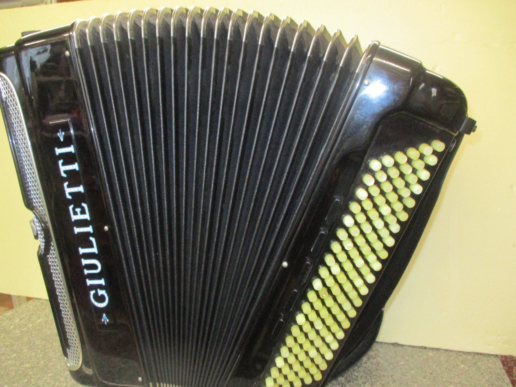 Strumenti musicali: Akkordeon Giulietti B-Griff Cassotto – Usato da Jegenstorf venduto da Oktavio 4