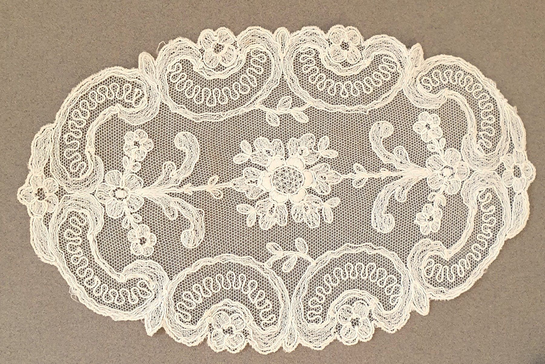 Altra biancheria da tavola: 4 anciens napperons en dentelle – Usato da Lausanne venduto da venise001 2