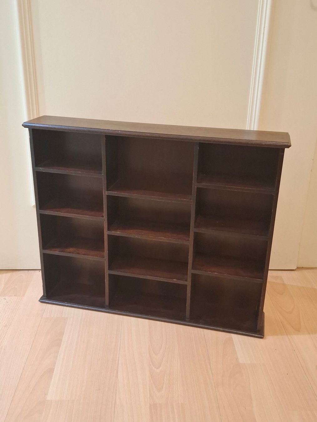 Scaffali: Brown Wood Display Wall Decor Shelf Display Organizer Figur – Usato da Zürich venduto da bruzolda 1