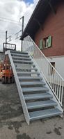 Treppe mit Geländer und Podest