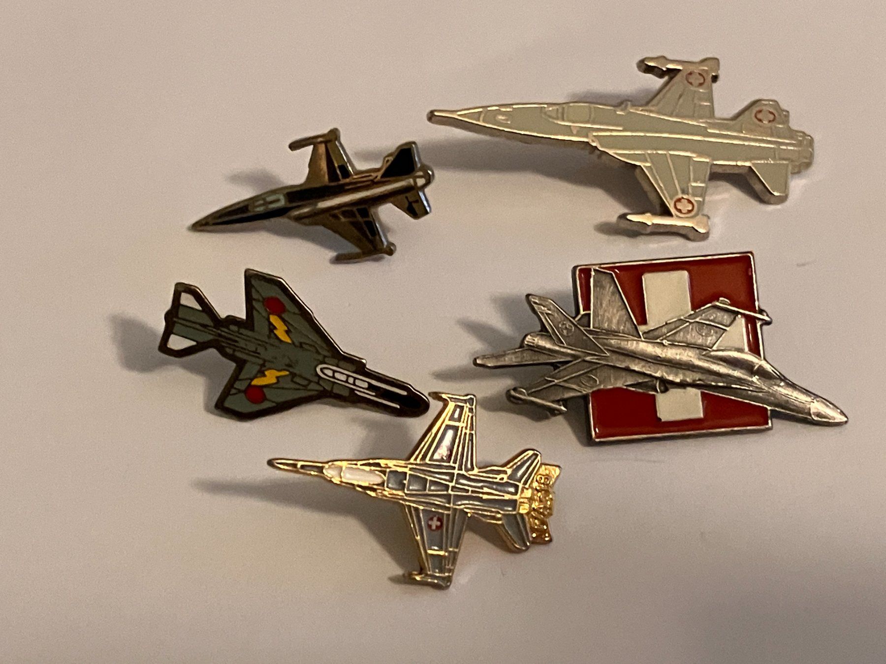 Placchette & Badge: 5 Pin Kampfflugzeuge – Usato da Basel venduto da djwwpp