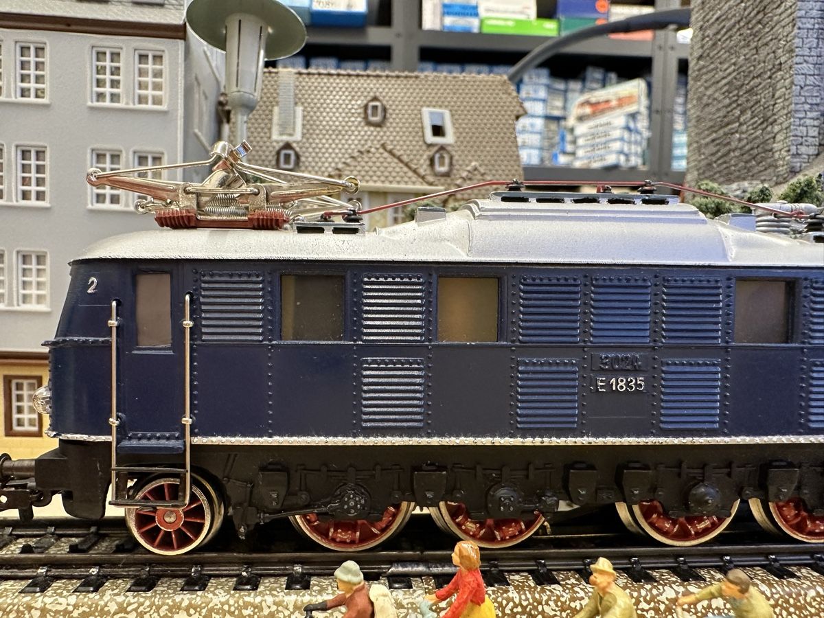 Märklin Modelleisenbahnen: Märklin 3023 DB BR E1835 – Gebraucht aus Lupsingen von New-Haven 1
