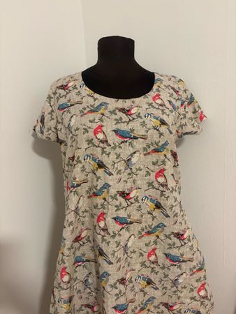 Handgemachte Frühlingskleid mit Vogelmotiv