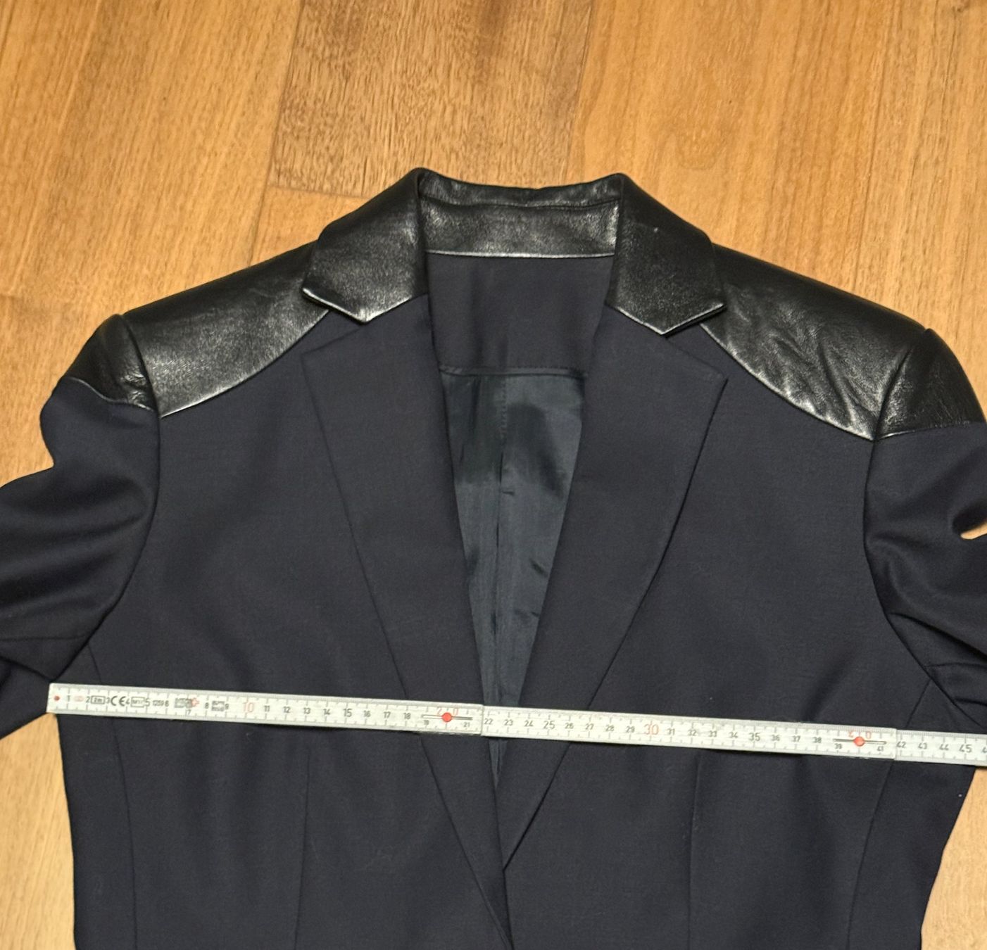 Giacche: Tailor-made blaser with contrasting leather shoulder panel – Usato da St-Sulpice VD venduto da juhdu 5