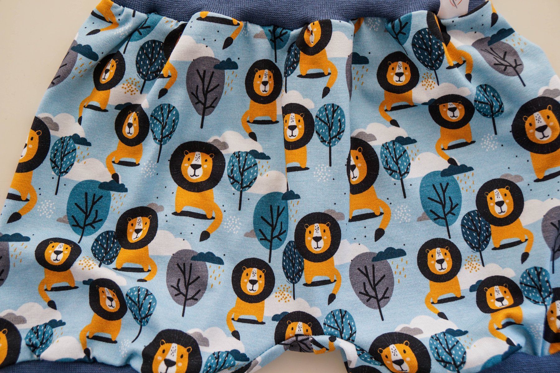 Pantaloni: Kurze Pumphose  mit Löwen Gr.92/98 – Nuovo e nell'imballaggio originale da Zürich venduto da sambaum 1