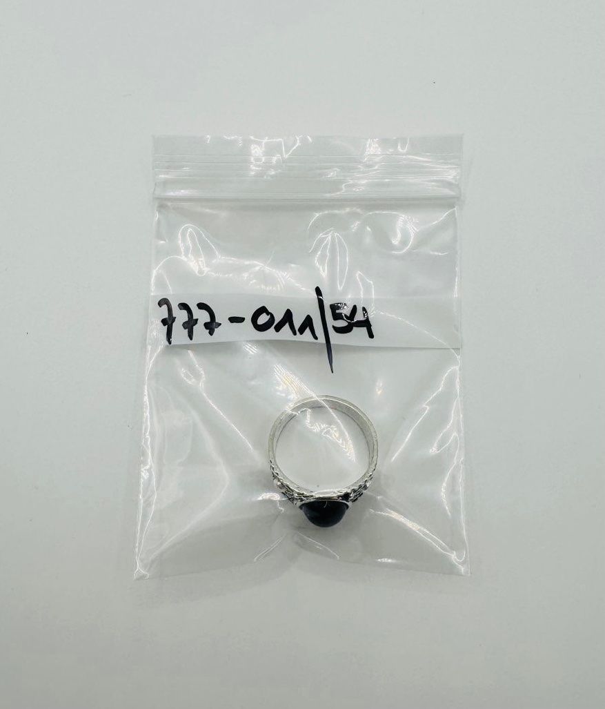 Anelli: Silbern farbiger Ring mit schwarzem Stein / Grösse: 54 – Nuovo e nell'imballaggio originale da Frutigen venduto da glanzvolles.leben 2