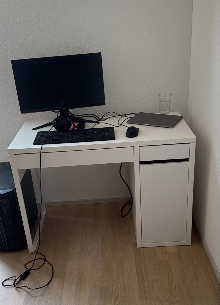 Ikea Scrivanie: Ikea Schreibtisch MICKE 105x50cm – Usato da Zürich venduto da Lrutis