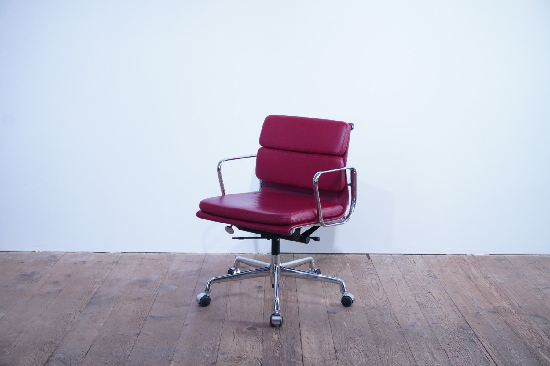 Vitra Sedie: Vitra Eames Soft Pad Chair EA217 Leder rot – Usato da Bad Zurzach venduto da QLASSIQ 3