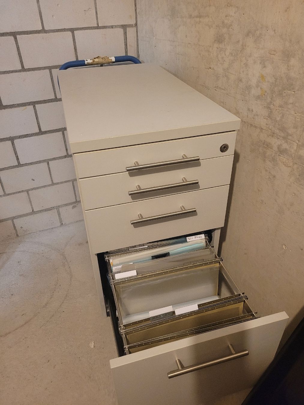 Commodes: Rollcontainer 3 Schubladen mit Schloss grau – D'occasion à Hünenberg par nviert 4