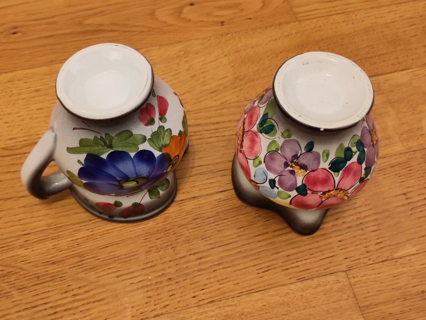 Caraffe: Zwei handbemalte Milchkännchen mit Blumenmuster – Usato da Winterthur venduto da Hun_sm8f 1