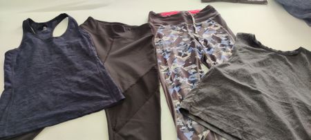 Sportleggins und Shirts dazu, Gr.S/XS