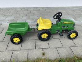 Kleiner Trettraktor mit Anhänger
