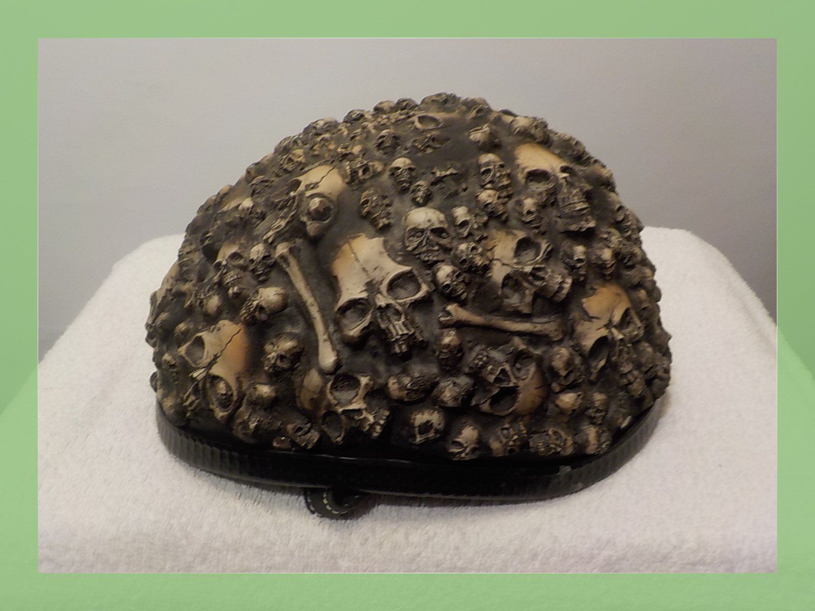 Caschi & visiere: Dekorative Schädel-Helm-Skulptur, Kunstobjekt – Usato da Bülach venduto da Freieck 1