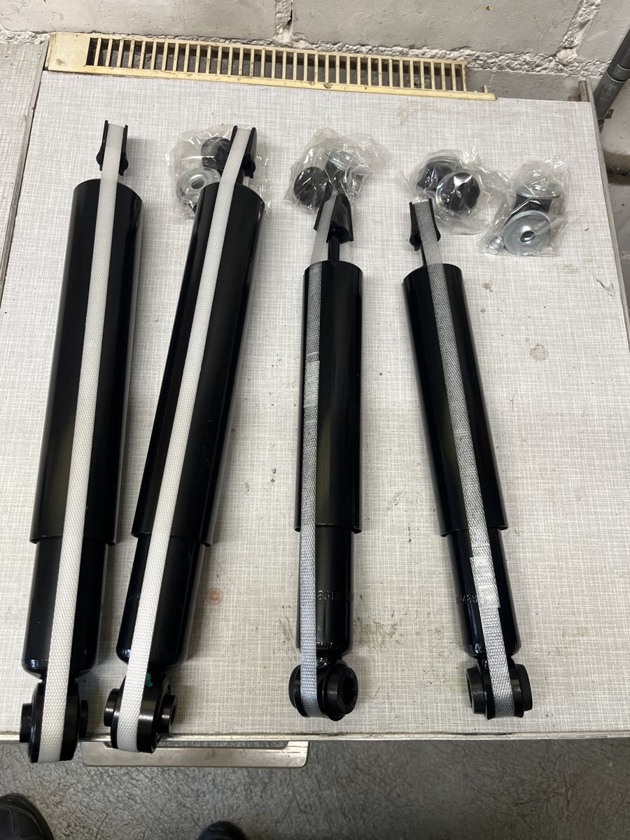 Daihatsu Tutti pezzi di ricambio auto: Daihatsu Rocky-Front und Heckstossdämpfer – Nuovo e nell'imballaggio originale da Grabserberg venduto da qui_97yy