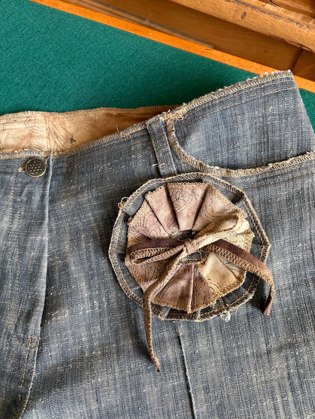 Pantaloni: VINTAGE Hose mit Kamelia / Stil  Britney Spears – Usato da Interlaken venduto da Bona55 5