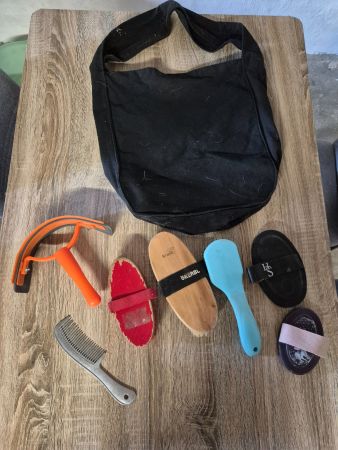 Putztasche / Putzbox mit Zubehör / Bürsten