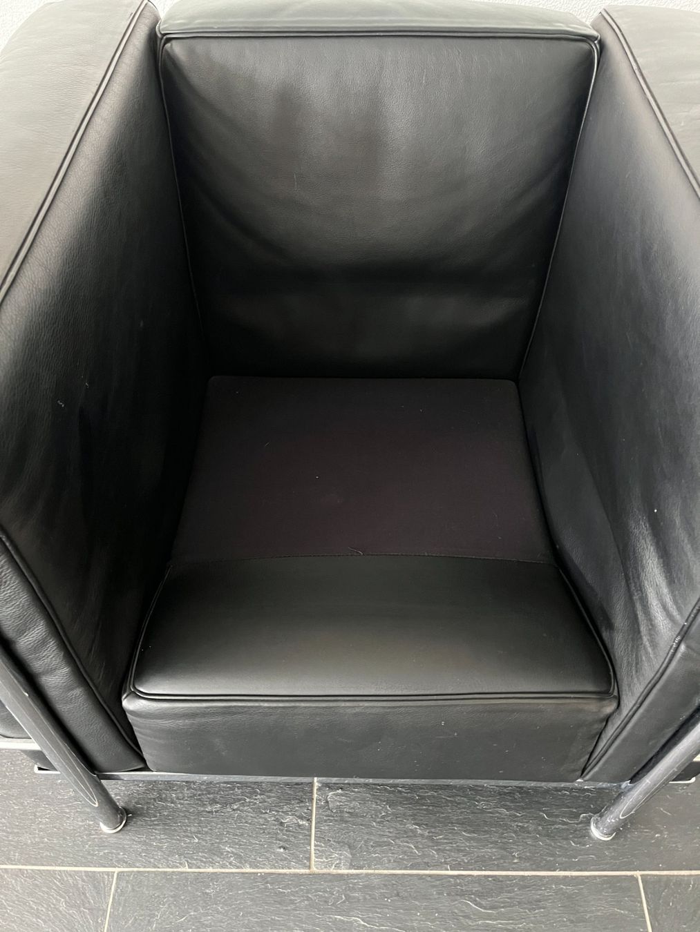 Le Corbusier Poltrone: Le Corbusier Sessel in schwarzem Leder – Usato da Volketswil venduto da hmnp 5