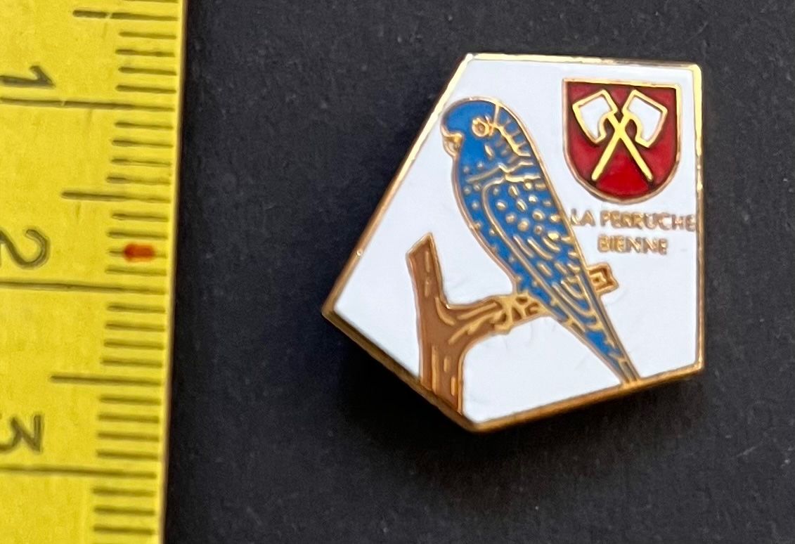 Swiss Plaketten & Abzeichen: La perouche Bienne/ Pin – Gebraucht aus Ostermundigen von DaxKarten-75