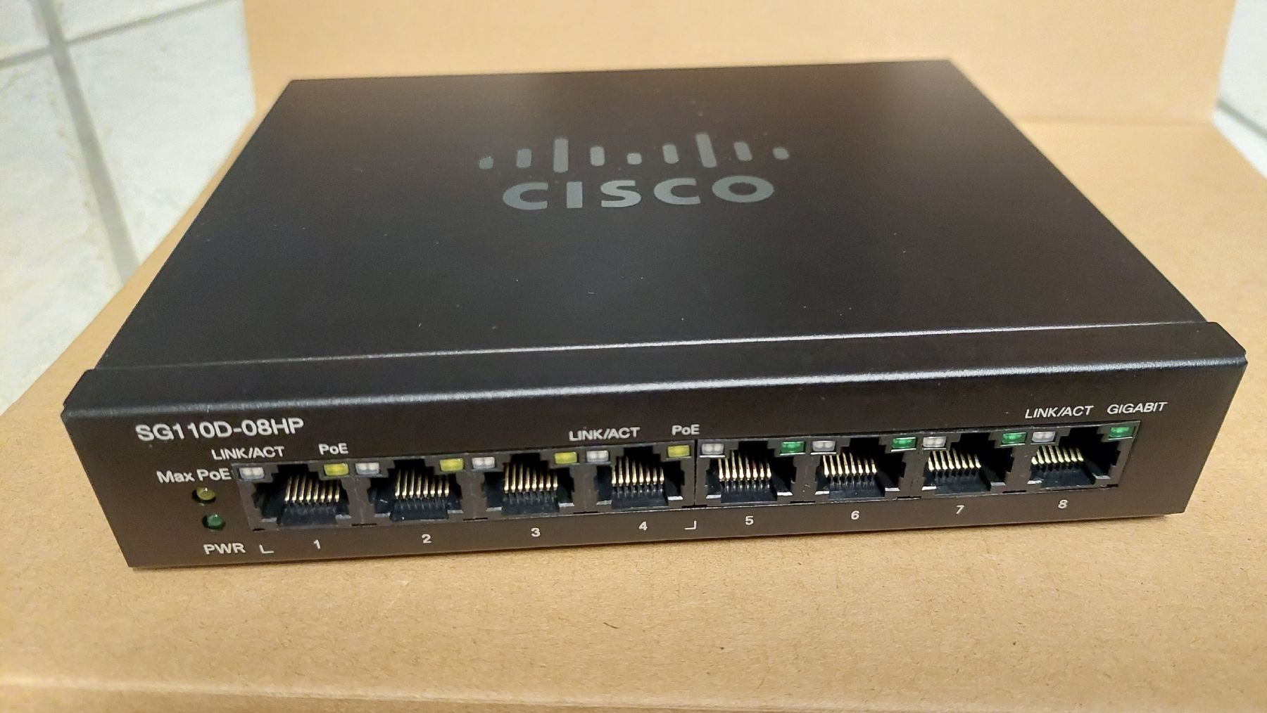 Cisco Hubs & Switches: 8 port PoE Switch Cisco, neu – Neu und originalverpackt aus Menziken von