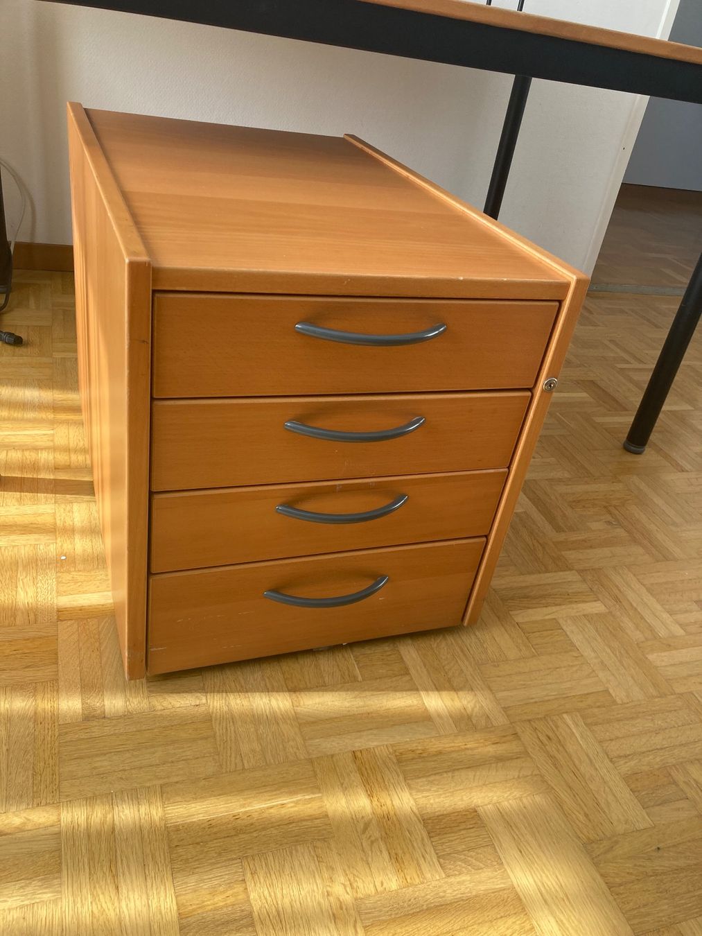 Scrivanie: Schreibtisch mit Rollcontainer – Usato da Zürich venduto da Adelaide2015 3