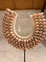 Dekoratives Muschelcollier auf Ständer, Vintage Stil