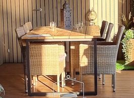 Holz-Gartentisch m. Metallgestell u. 6 Rattan-Gartenstühle