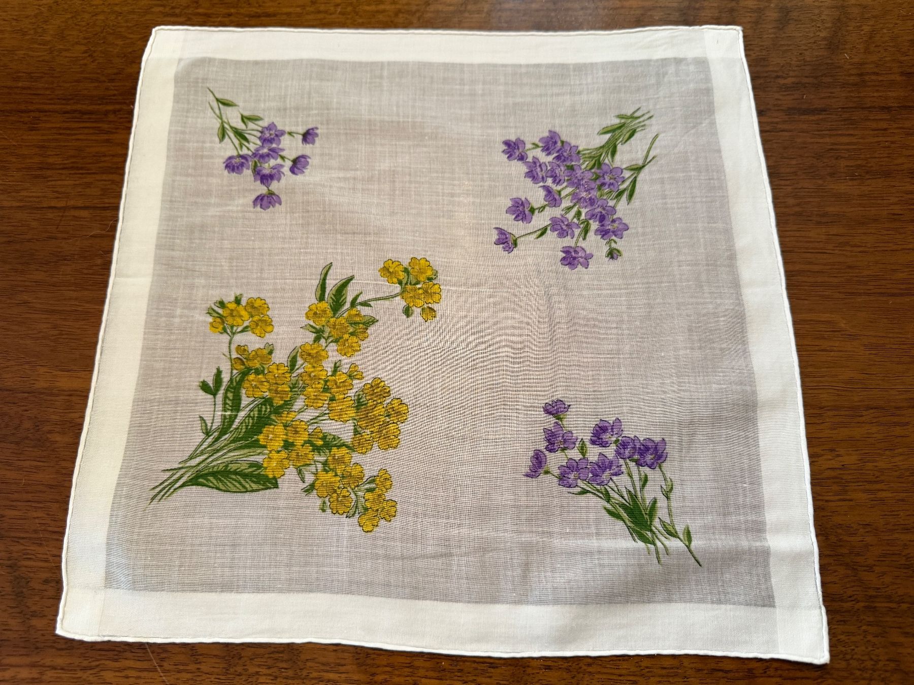 Altro in  Abbigliamento & Accessori: Taschentuch weiss mit Blumenmuster – Usato da Erstfeld venduto da Mario_boe0 1
